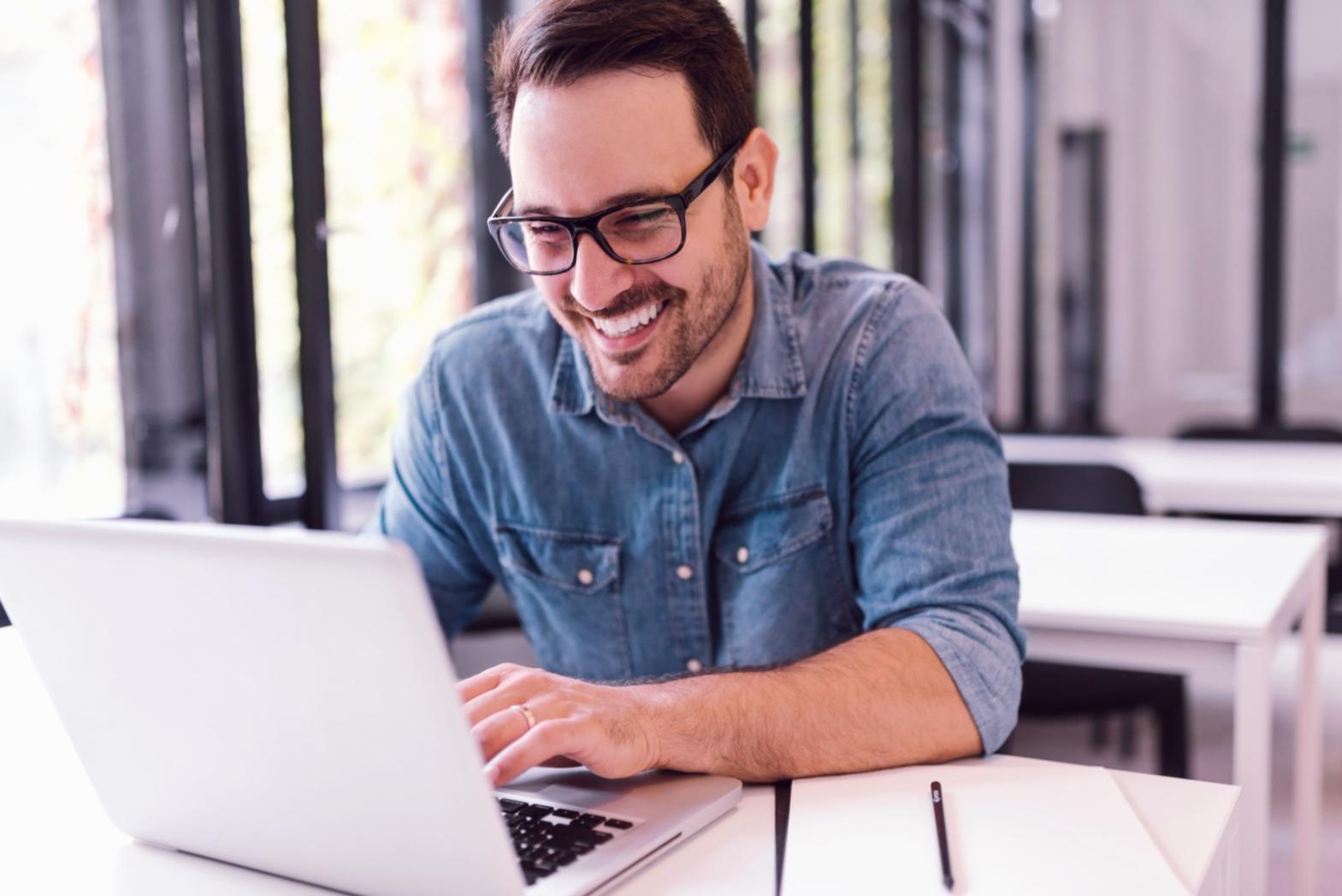 Lernende in konzentrierter Arbeitsatmosphäre