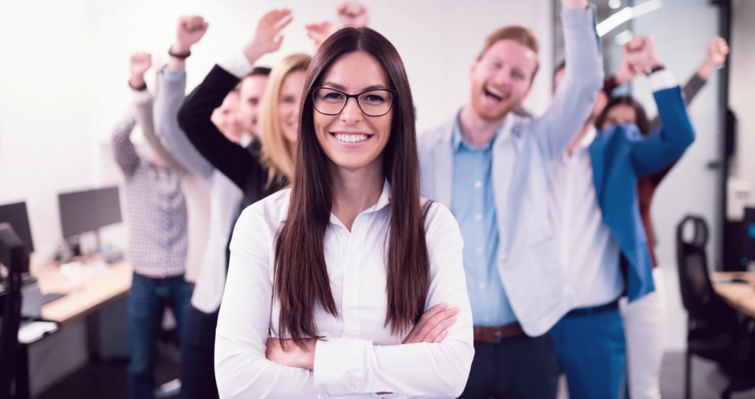 Lernende beim gemeinsamen Studium von Finanzstrategien